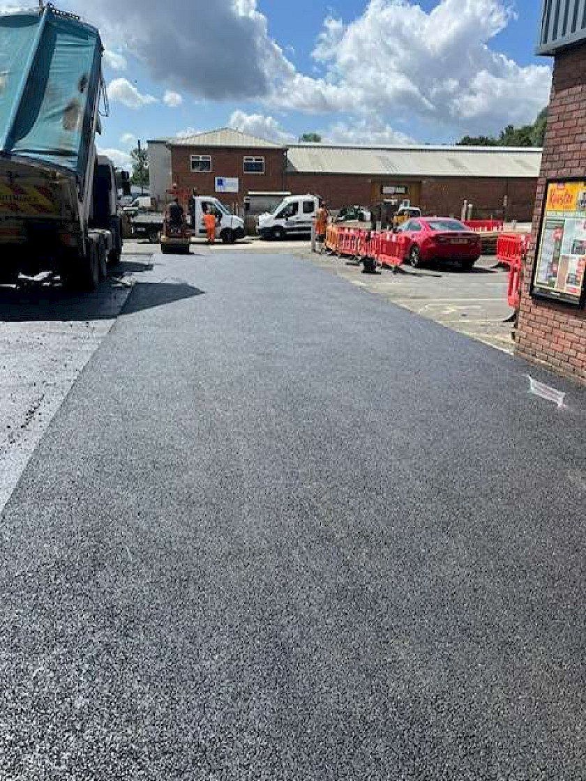 Vehicle access to Howdens Joinery