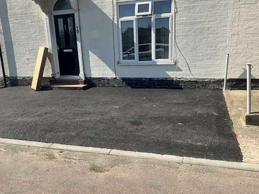 Tarmac overlay of existing concrete using a 6mm sma